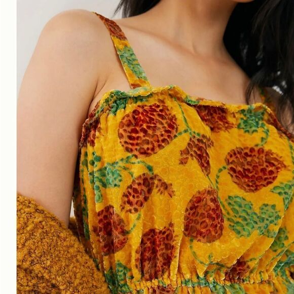 New Felipa Cropped Velvet tank size XS
With an easygoing fit and a plush velvet - Picture 3 of 9